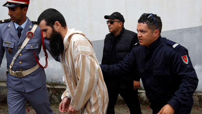 Muži obžalovaní z vraždy skandinávských turistek odcházejí od soudu v marockém Salé (2. května 2019).