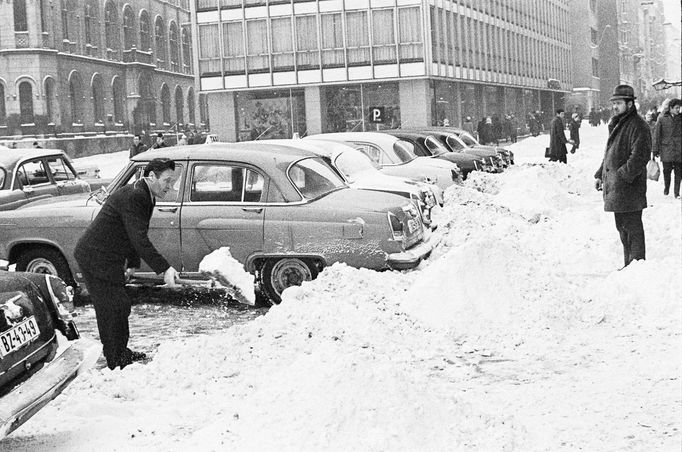 Dobové snímky z historie tuzemské taxislužby.