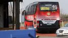 Fotbalisty letenského klubu přivezl autobus až na plochu stadionu, aby se nepotkali s žádnými fanoušky.