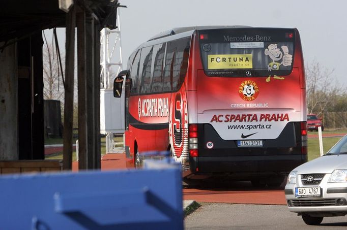 Fotbalisty letenského klubu přivezl autobus až na plochu stadionu, aby se nepotkali s žádnými fanoušky.