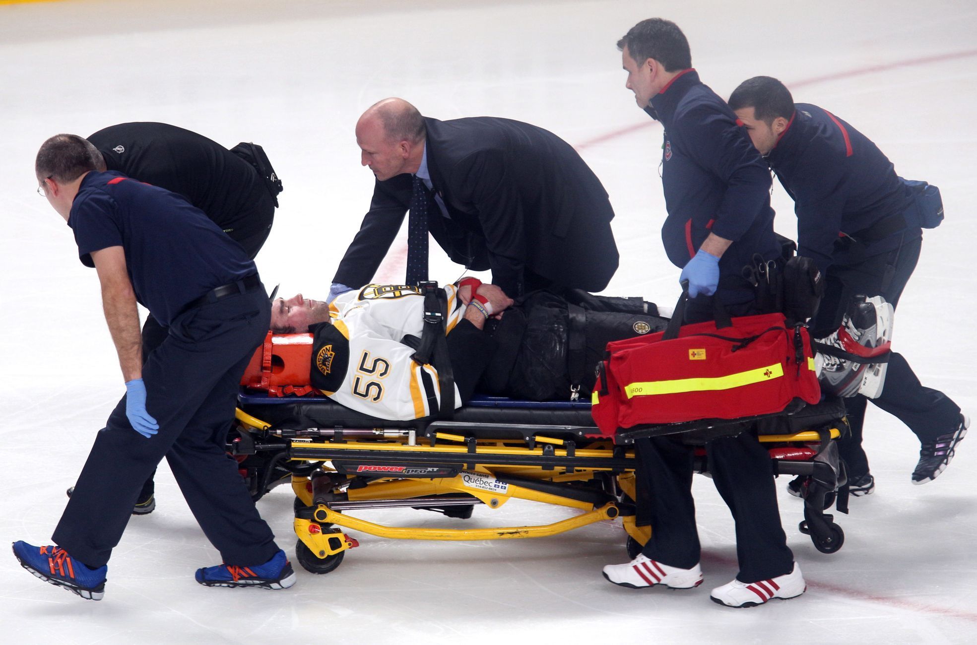 NHL - 6. prosince 2013 - Zraněný Johnny Boychuk