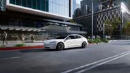 Z dostupných údajů vyplývá, že má elektromobil menší baterku: dojezd se totiž smrsknul z 584 na 517 kilometrů. Verze Standard je samozřejmě zadokolka, snížený výkon pak vyjadřuje i zrychlení z 0 na 97 km/h za 5,8 vteřiny. Doposud základní zadokolka to zvládla v USA za 4,9 vteřiny.
