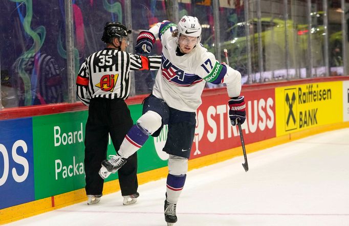 Adam Gaudette slaví gól ve čtvrtfinále MS 2022 Švýcarsko - USA