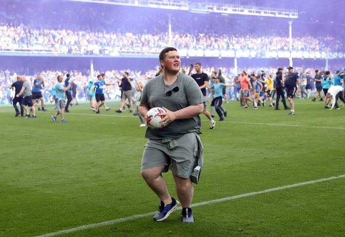 Fanoušek Evertonu slaví záchranu v Premier League