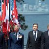 Barack Obama, princ Charles, Gordon Brown a (při zvětšení) Stephen Harper a Nicolas Sarkozy v Colleville-sur-Mer