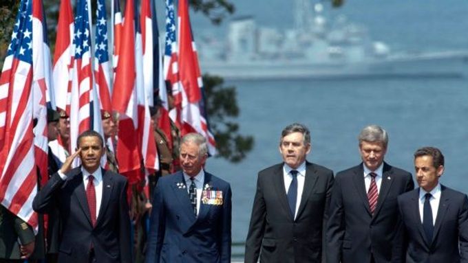 Barack Obama, princ Charles, Gordon Brown a (při zvětšení) Stephen Harper a Nicolas Sarkozy v Colleville-sur-Mer