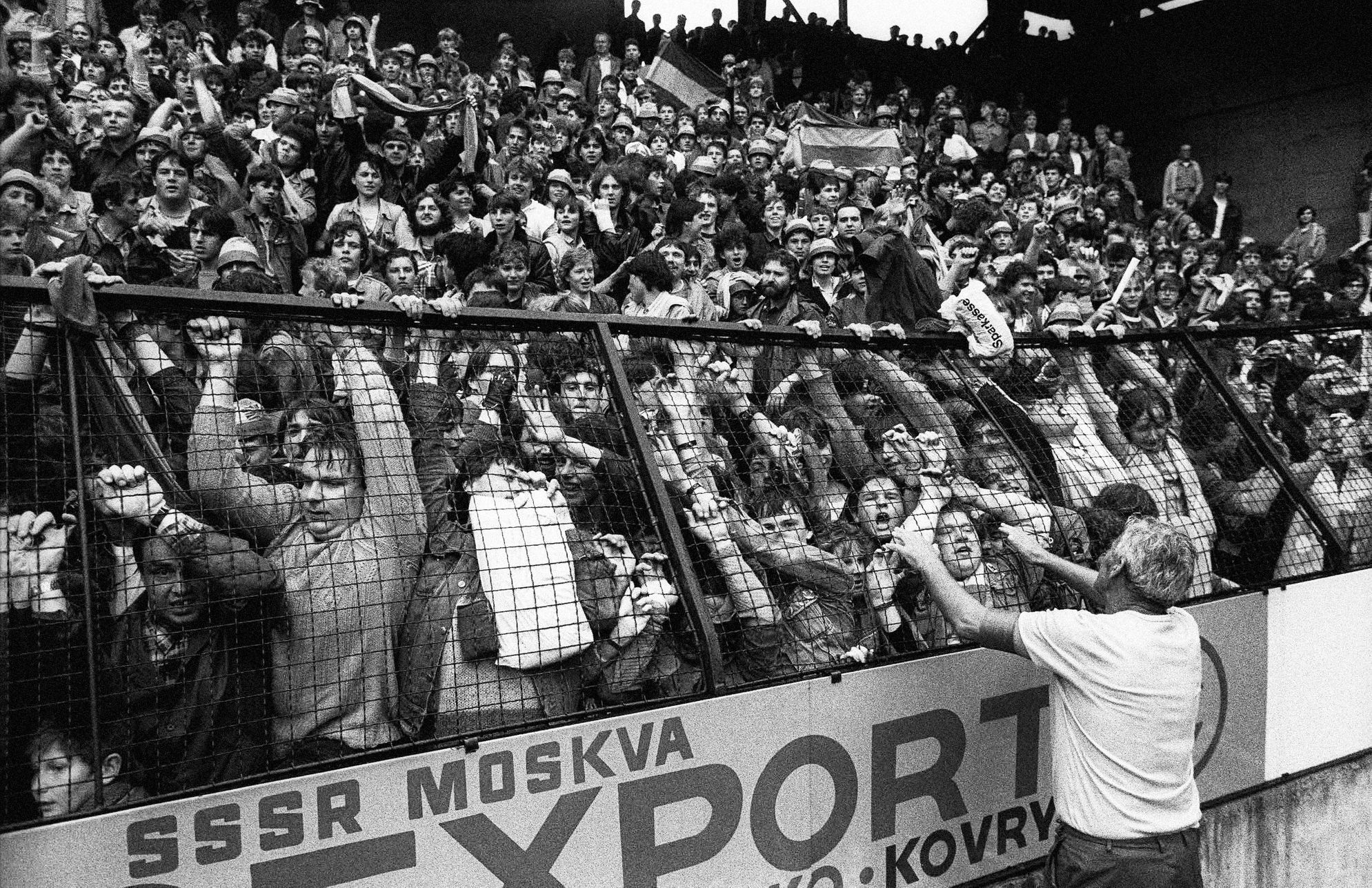 Jednorázové užití / Fotogalerie / Tenkrát na Spartě. Unikátní fotografie ze zákulisí fotbalového kultu 80. let / 2