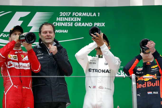 Sebastian Vettel (vlevo), Lewis Hamilton a Max Verstepenn