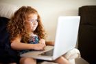 Děti do patnácti let budou smět používat sociální sítě jen se svolením rodičů
