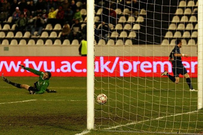 Robbie Keane po půlhodině hry překonal osamoceného Martina Vaniaka. Slavia prohrávala 0:2.