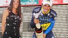 Španělský cyklista Alberto Contador slaví vítězství během 17. etapy španělské Vuelty 2012.