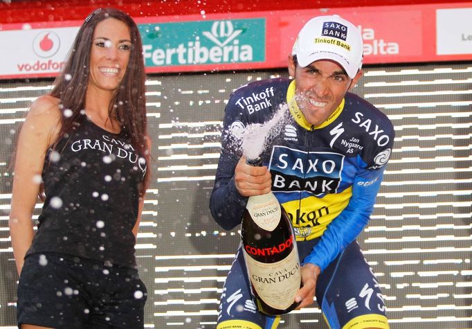 Španělský cyklista Alberto Contador slaví vítězství během 17. etapy španělské Vuelty 2012.