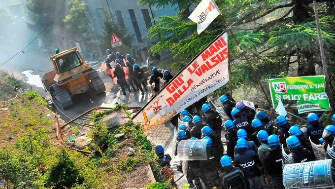 Střet demonstrantů s policisty.