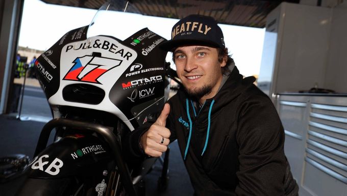 Karel Abraham pózuje u motocyklu Ducati, na němž bude letos závodit v MotoGP.