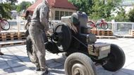 ... pak roztočíte klikou setrvačník o hmotnosti 90 kg a motor krásně naskočí. Traktor má tři rychlosti a zpátečku, jede asi 12 km/h.