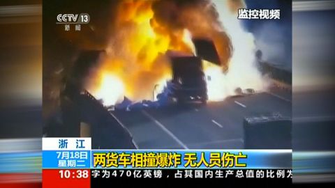 Kamera zachytila nehodu a explozi dodávky na čínské dálnici