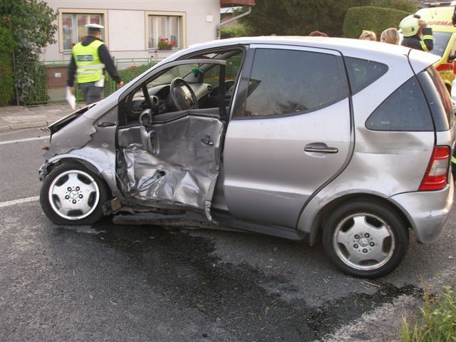 Nehoda dvou aut zablokovala silnici z Hradce