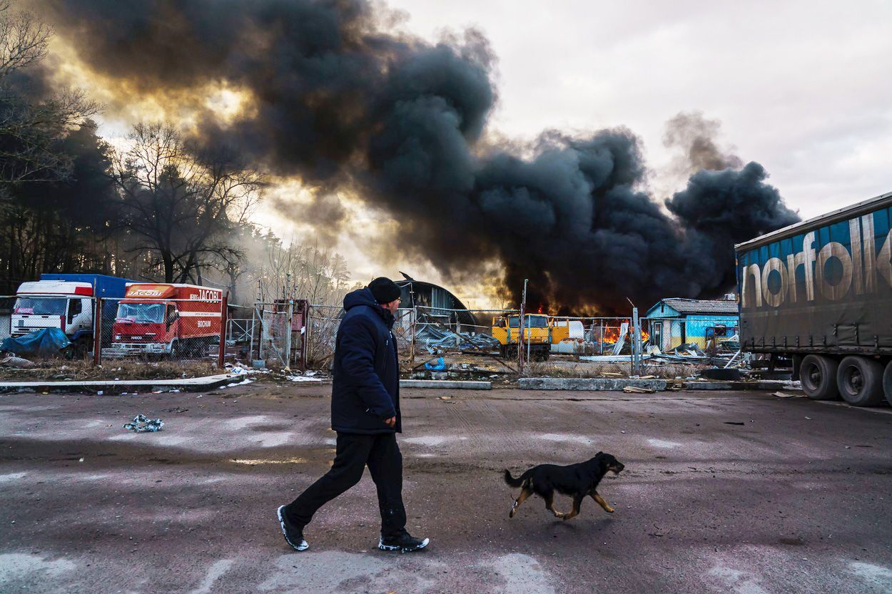 Foto / 8. 3. 2022 / Kalynivka / Trosky, požár, kouř, bombardování / Ukrajina / Rusko