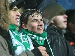 Fanoušci Bohemians Praha. Ti, kteří navzdory dešti zůstali na stadionu, byli z vítězství svého klubu nadšeni.