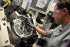 Hra o restart výroby aut: Peugeot plánuje obnovu provozu, odbory ho ale brzdí