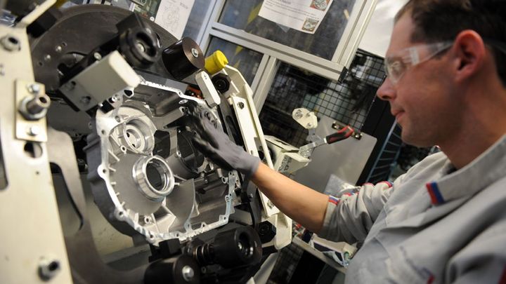 Hra o restart výroby aut: Peugeot plánuje obnovu provozu, odbory ho ale brzdí