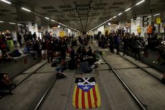 Zablokované dálnice i železnice, protesty. Katalánsko si připomíná výročí referenda