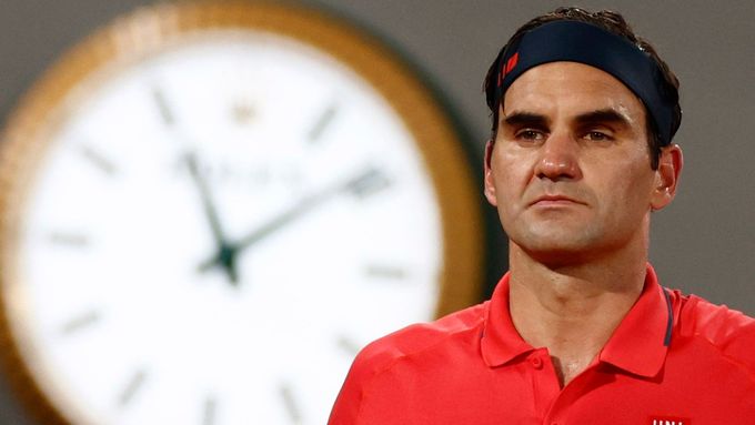 Roger Federer při utkání s Dominikem Koepferem ve 3. kole letošního French Open