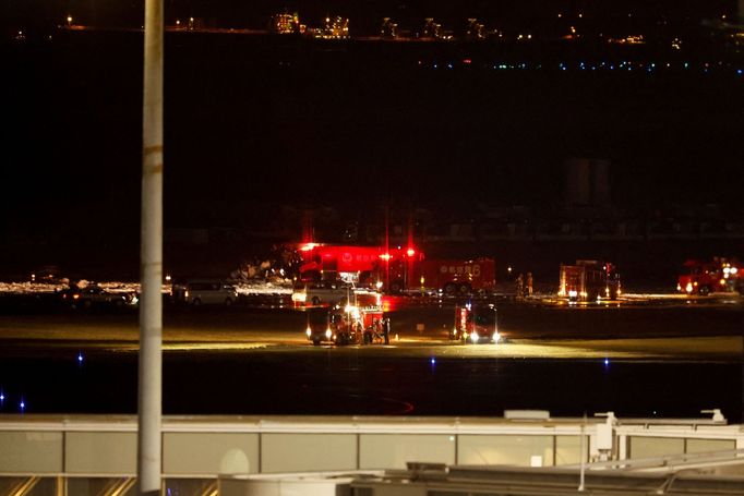 Hasiči zasahují u požáru druhého letounu, s nímž se Airbus A350 na letišti v Tokiu srazil.