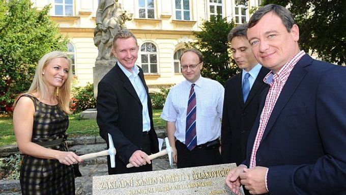 Johana Novotná (vlevo) dohlížela na zakázky kraje od prosince 2008. Z úřadu musela odejít po vypuknutí Rathovy korupční kauzy.