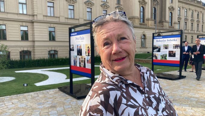 Patrně nikdo jiný kromě Marie Paduchové nemůže říct, že pracoval pro všech 13  českých premiérů. Po 29 letech na úřadu vlády odchází do důchodu.