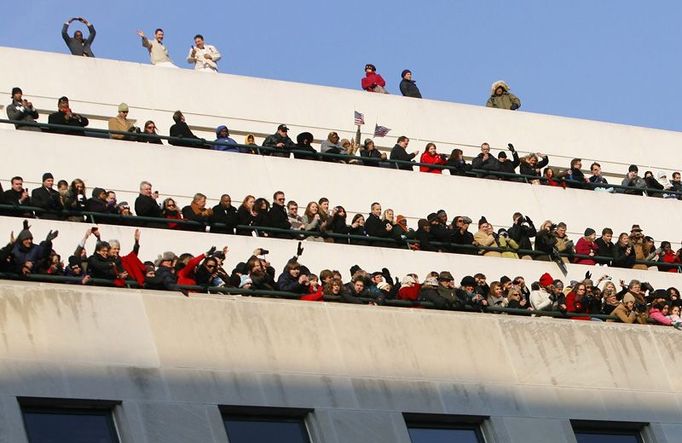 Diváci prezidentského průvodu byli všude, kde to bezpečnostní složky dovolily. Často i několik desítek metrů nad zemí na střechách vládních budov kolem Pennsylvania Avenue.