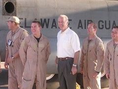 Senátor Biden na návštěvě Iráku (archivní foto)