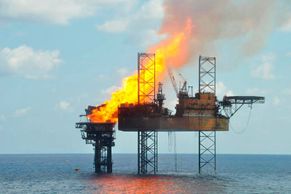 Obrazem: Požár na ropné plošině u australských břehů