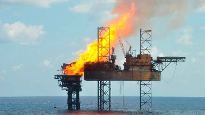 Obrazem: Požár na ropné plošině u australských břehů