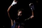 Americká boxerka Claressa Shieldsová slaví vítězství nad Kazaškou Marinou Volnovovou v semifinále kategorie do 75 kg.