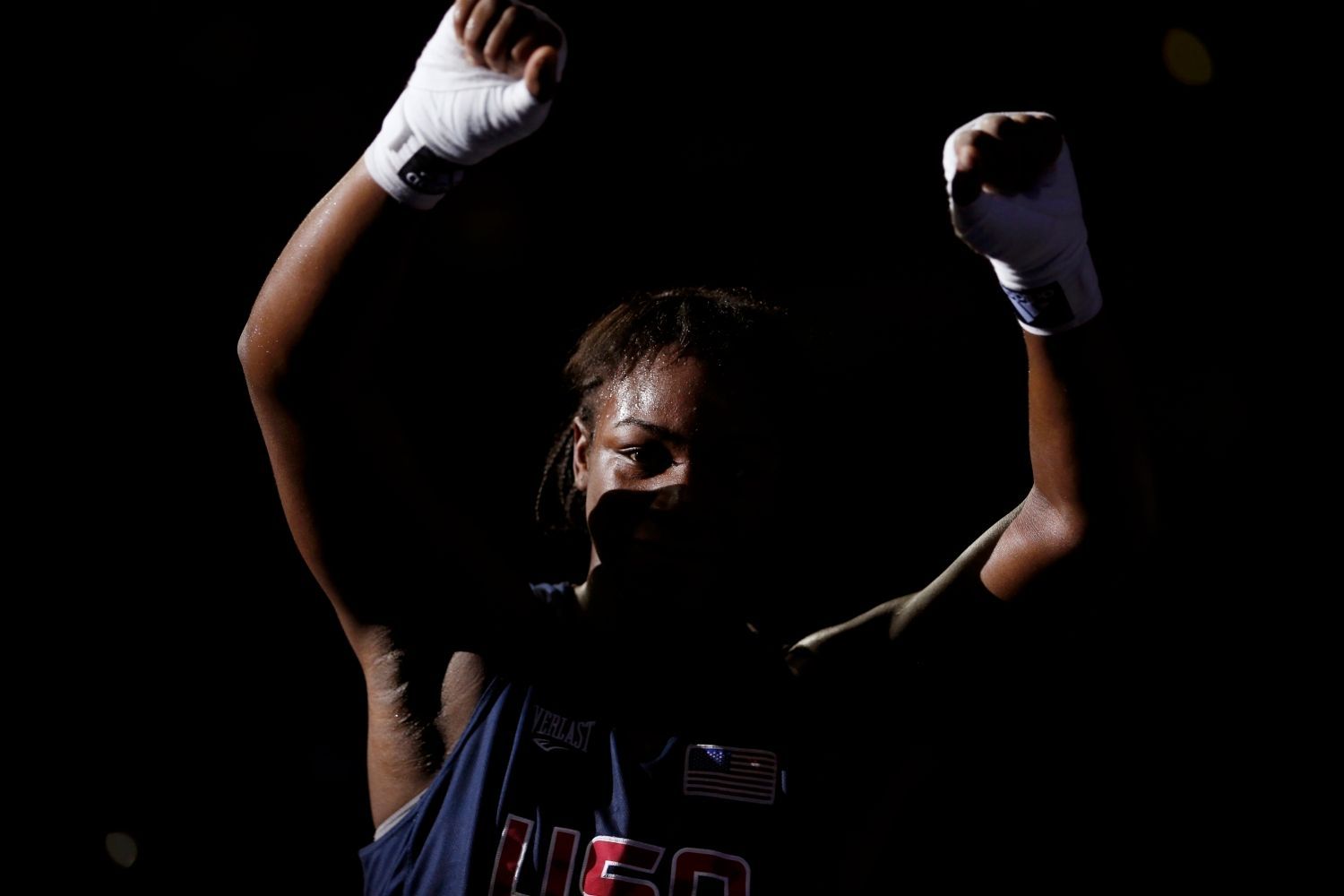Americká boxerka Claressa Shieldsová (v modrém) slaví vítězství nad Kazaškou Marinou Volnovovou v kategorii do 75 kg na OH 2012 v Londýně.