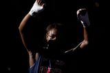 Americká boxerka Claressa Shieldsová slaví vítězství nad Kazaškou Marinou Volnovovou v semifinále kategorie do 75 kg.