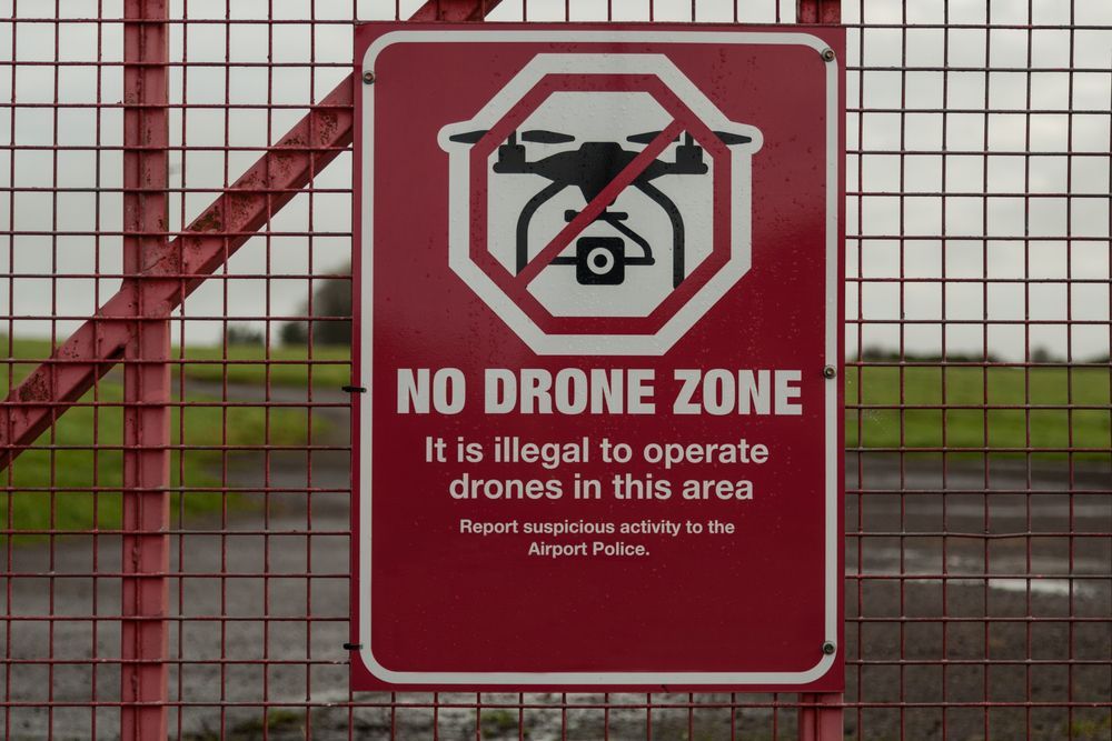 Zákaz dronů - cedule.