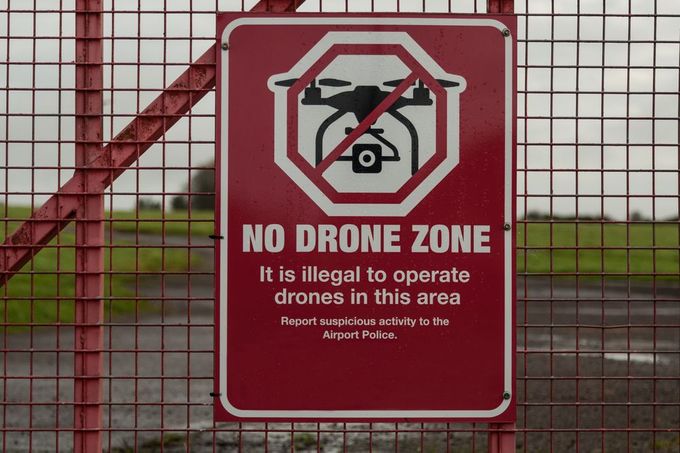 Zákaz dronů - cedule.