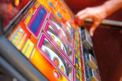 Francouz hodil do automatu v kasinu dvě eura, trefil jackpot a vyhrál 2,6 milionu