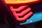Světla na autech prodělávají v současné době bouřlivý vývoj. Audi na svém konceptu elektrického SUV využívá i plochých OLED diod, které dávají designérům další nové možnosti realizace.