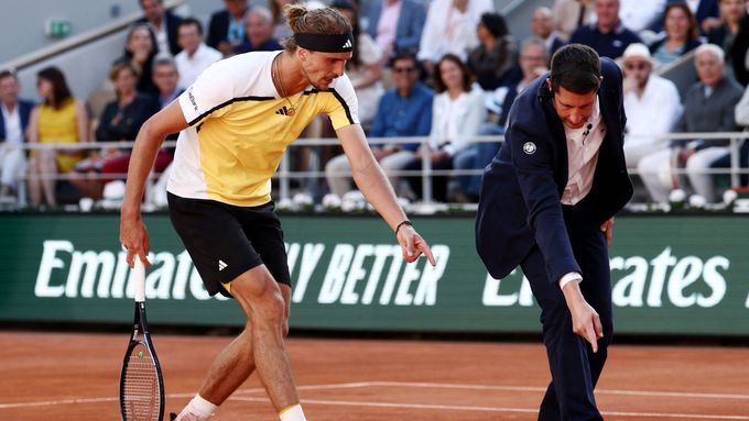 Alexander Zverev marně přesvědčuje sudího Renauda Lichtensteina v nedělním finále Roland Garros.