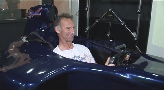 Dominik Hašek jako pilot závodního vozu (na simulátoru)