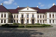 Court strips govt of Koloděje chateau
