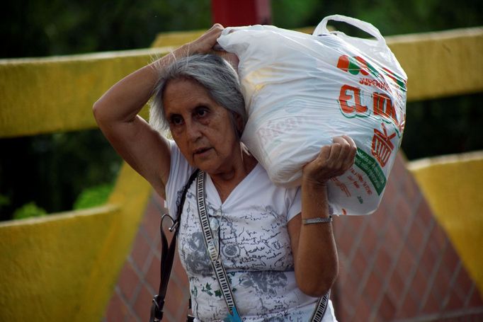 Obyvatelé Venezuely vzali kolumbijské obchody útokem.