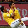MS 2014, Brazílie-Kolumbie: Thiago Silva (3) a Paulinho slaví gól