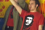 Tito mladíci patří ke Komunistickému svazu mládeže, stojí 1. května v Brně na improvizovaném pódiu na valníku a zpívají internacionálu.
