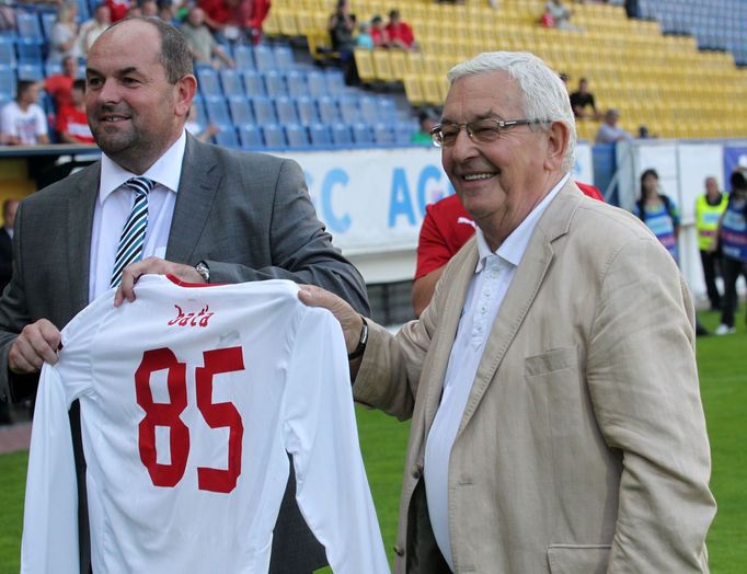 Miroslav Pelta (vlevo) a Tomáš Baťa v přípravném utkání České republiky s Finskem.