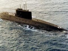 Íránská ponorka v akci během nedávných vojenských manévrů v Perském zálivu.