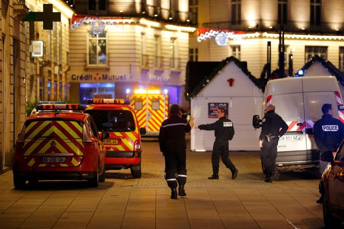 Policisté a záchranáři zasahují ve francouzském městě Nantes, kde řidič úmyslně najel do davu lidí na vánočním trhu.